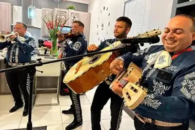 Mariachis con traje azul - Tradición Azul