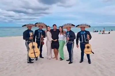 Mariachis con traje azul - Armonía Musical