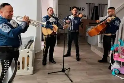 Mariachis con traje azul - Pasión Musical
