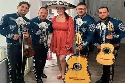 Mariachis con traje azul - Cumpleaños Feliz