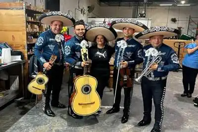 Mariachis con traje azul - Tradición Viva