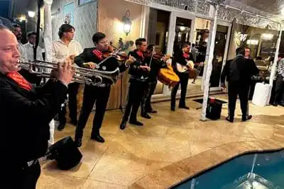 Mariachis con traje negro - Profesionalismo