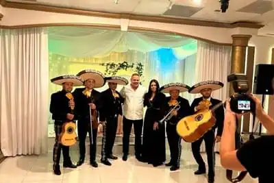 Mariachis con traje negro - Elegancia Clásica