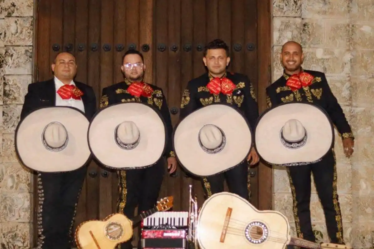Mariachis con traje negro - Distinción Total