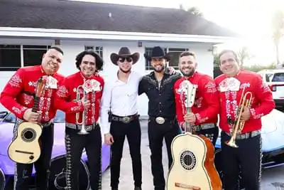 Mariachi con traje rojo - Fuerza Musical