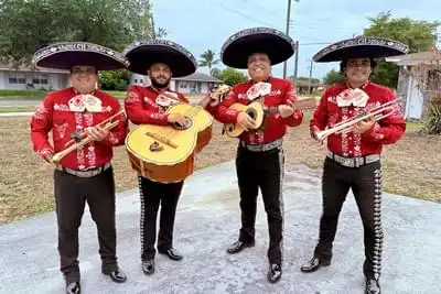 Mariachi con traje rojo - Alma Mexicana