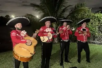 Mariachi con traje rojo - Serenata Perfecta