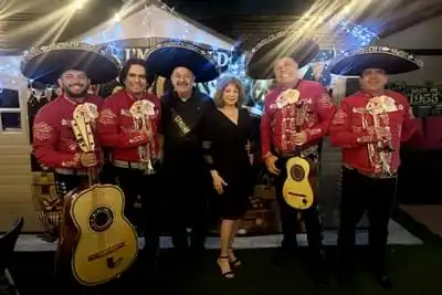 Mariachi con traje rojo - Energía Pura