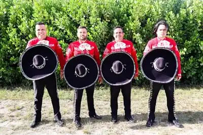 Mariachi con traje rojo - Tradición Roja