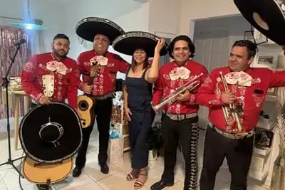 Mariachi con traje rojo - Emotividad