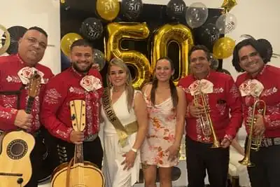 Mariachi con traje rojo - Maestría Musical